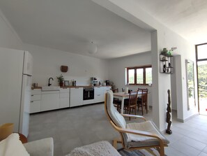 Private kitchen - Beautiful 3-bedroom house in lovely Figueiró dos Vinhos (Figueiró dos Vinhos)