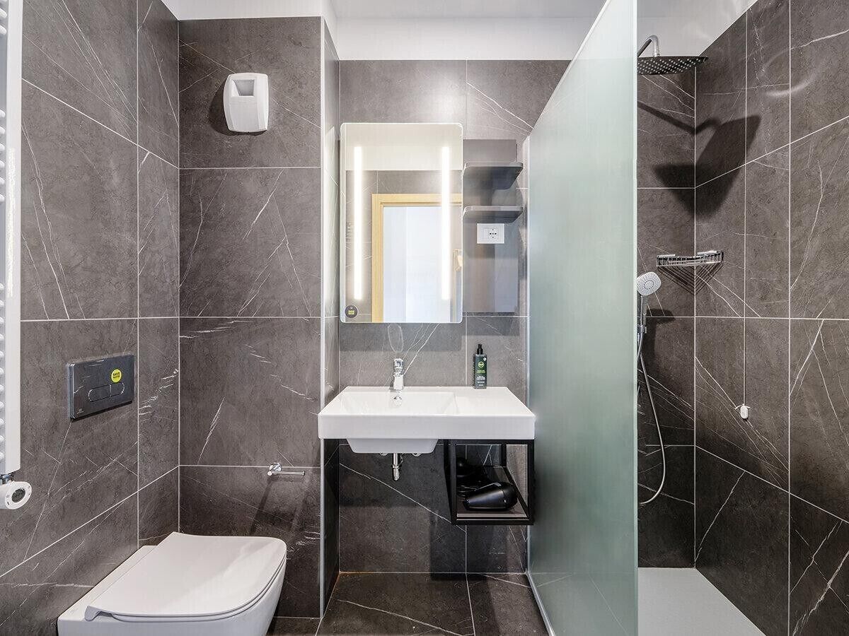 Regadera, secadora de cabello, bidet, toallas 
