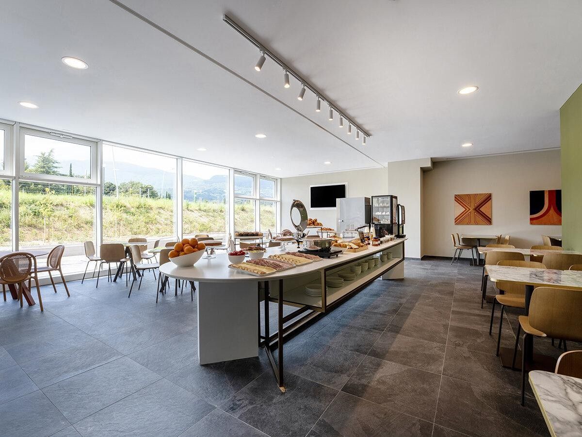 Un comedor moderno con barra libre, ventanas amplias y vistas al exterior.