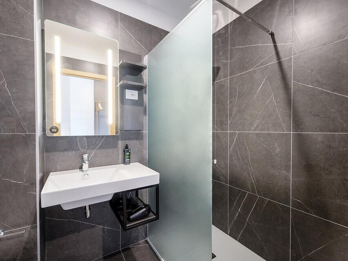 Habitación doble estándar | Baño | Regadera, secadora de cabello, bidet, toallas 
