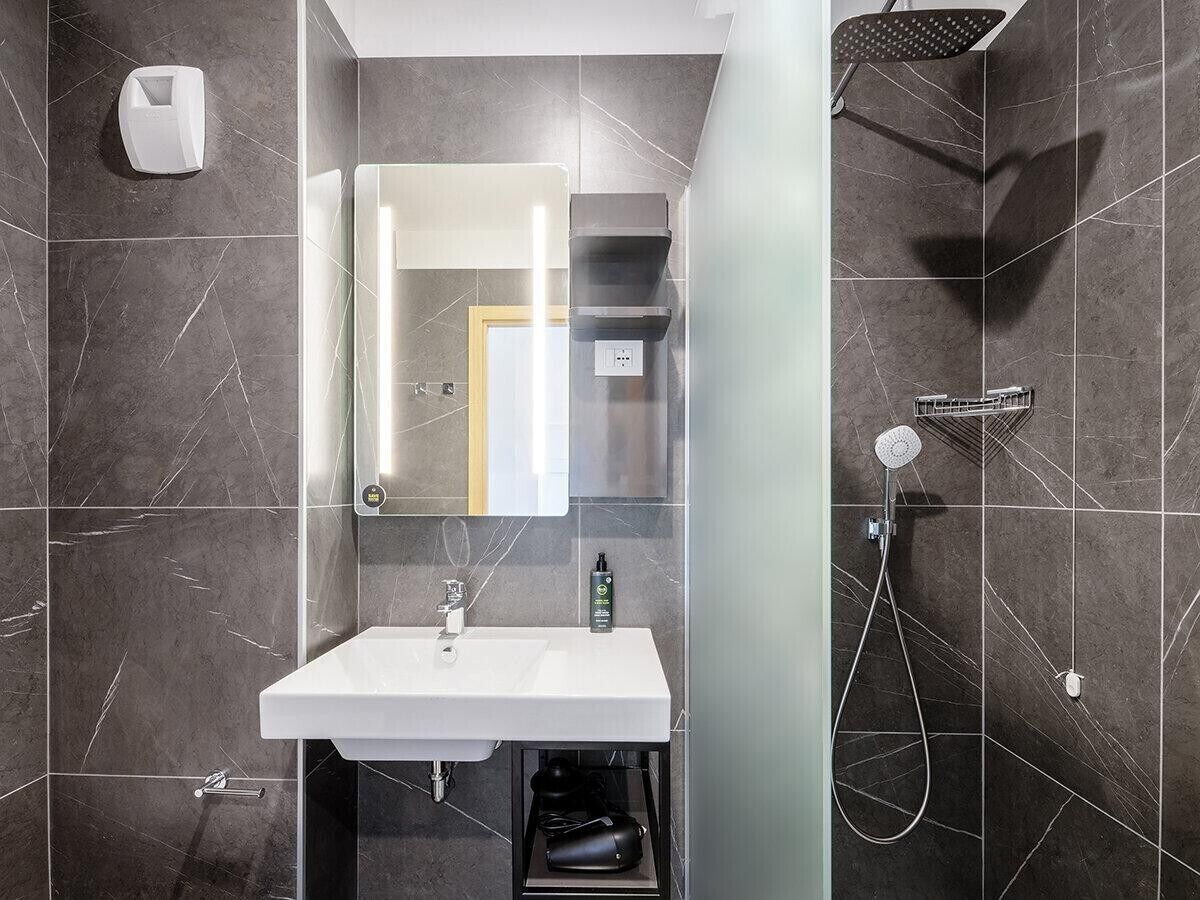 Douche, sèche-cheveux, bidet, serviettes fournies