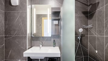 Douche, sèche-cheveux, bidet, serviettes fournies