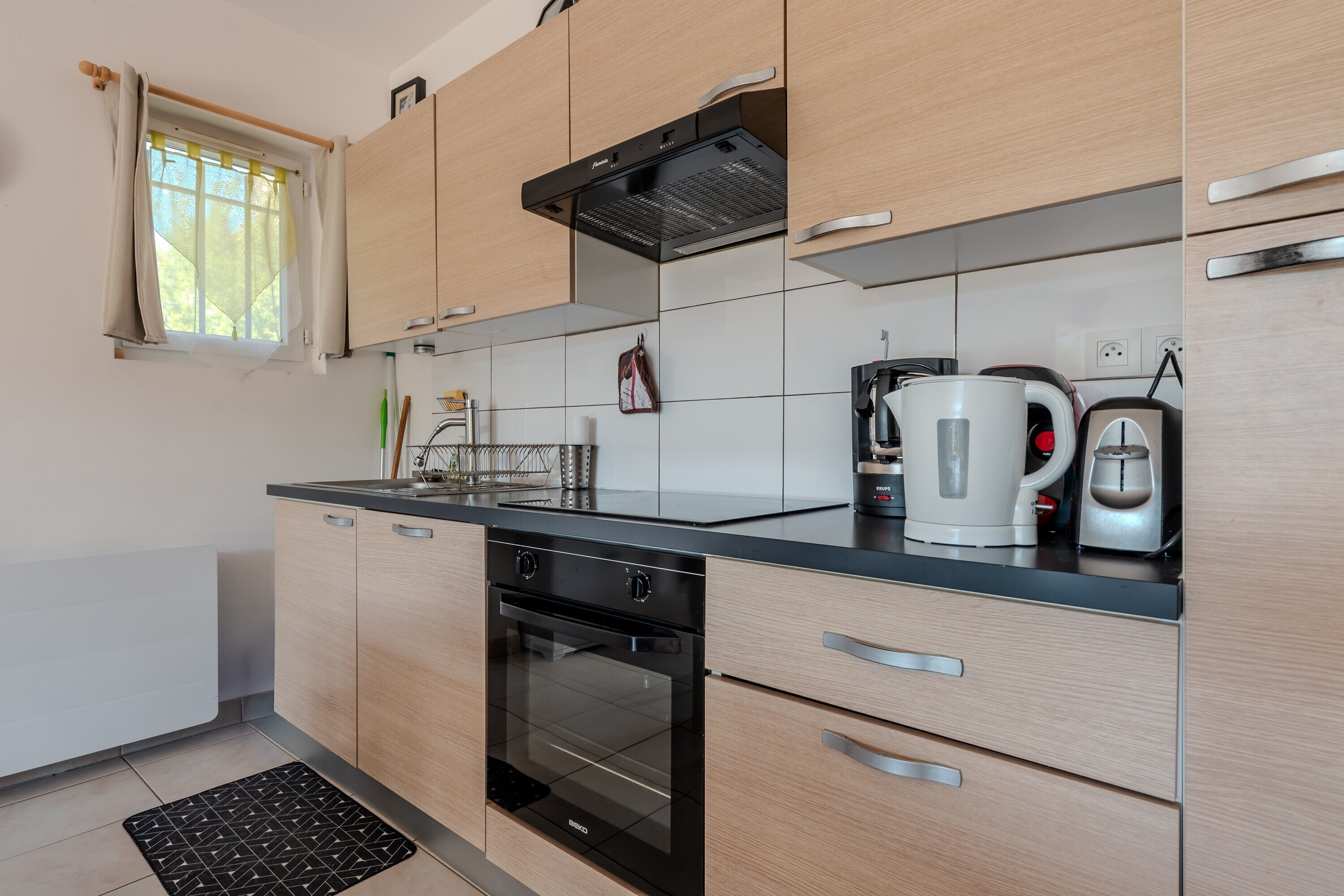 Coffee/tea maker, fridge, microwave, oven