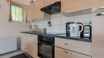 Coffee/tea maker, fridge, microwave, oven