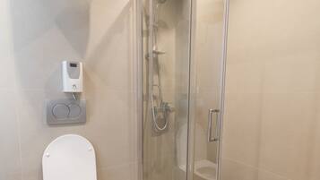 Executive Studio, 1 King Bed, Terrace | Bathroom | Shower, free toiletries, hair dryer, towels