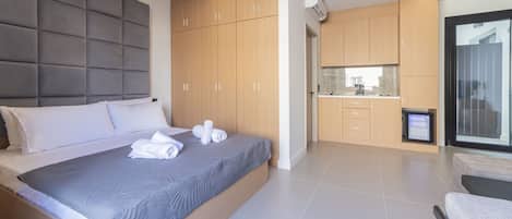 Estudio ejecutivo, 1 cama King size, Terraza | Decoración personalizada y muebles diferentes