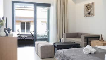 Deluxe Studio, Multiple Beds, Kitchenette | Individually decorated, individually furnished, iron/ironing board