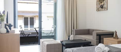 Deluxe Studio, Multiple Beds, Kitchenette | Iron/ironing board, WiFi (free), individually decorated