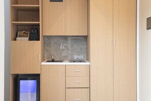 Deluxe Studio, 1 King Bed, Terrace | Private kitchenette | Coffee/tea maker, electric kettle - AKVA Property - The Piraeus Collection (Pireas)