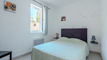 2 bedrooms, iron/ironing board, WiFi, bed sheets
