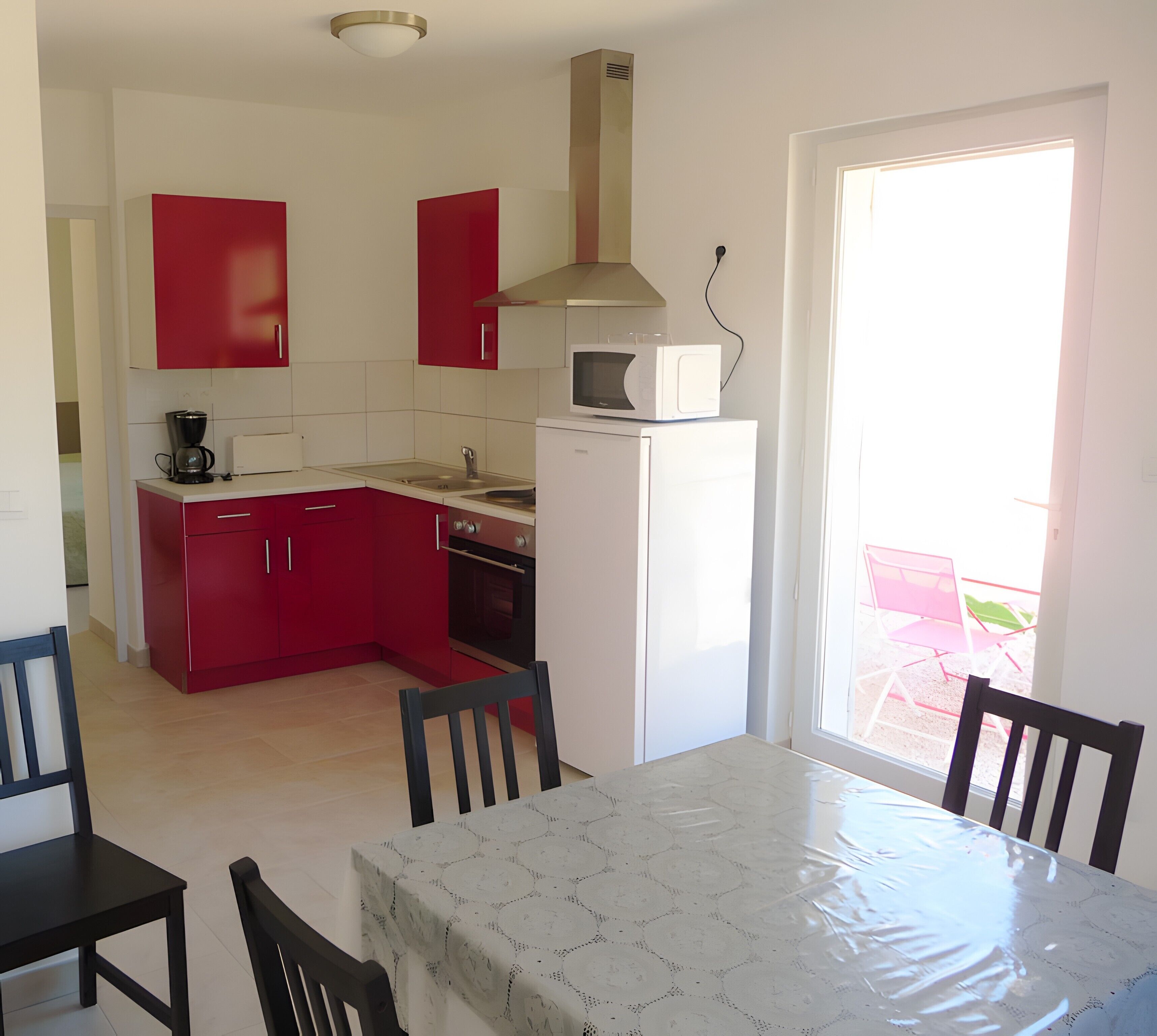Coffee/tea maker, fridge, microwave, oven