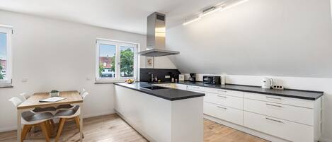 Coffee/tea maker, fridge, microwave, oven