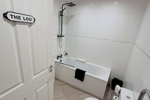 Hair dryer, towels, soap, shampoo - Stylish 1-bedroom apartment in charming Sunderland city centre, near the coast (Sunderland)