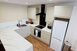 Fridge, oven, stovetop, electric kettle - Stylish 1-bedroom apartment in charming Sunderland city centre, near the coast (Sunderland)