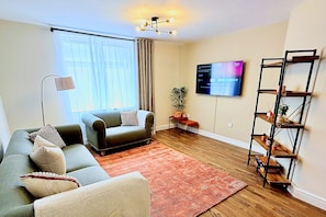 Smart TV, books, stereo - Stylish 1-bedroom apartment in charming Sunderland city centre, near the coast (Sunderland)