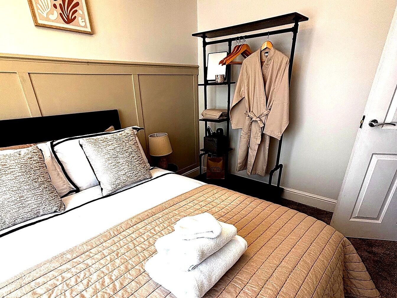 Iron/ironing board, WiFi, bed sheets