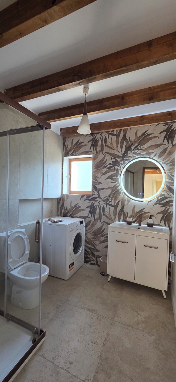 Douche, serviettes fournies, papier de toilette