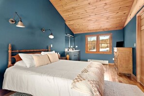 3 bedrooms, desk, WiFi, bed sheets - Cozy Dog-Friendly Retreat with Deck, Fire Pit & Starry Nights in Bloomville, New York (Bloomville)