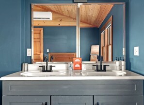 Jetted bath, hair dryer, soap, shampoo - Cozy Dog-Friendly Retreat with Deck, Fire Pit & Starry Nights in Bloomville, New York (Bloomville)