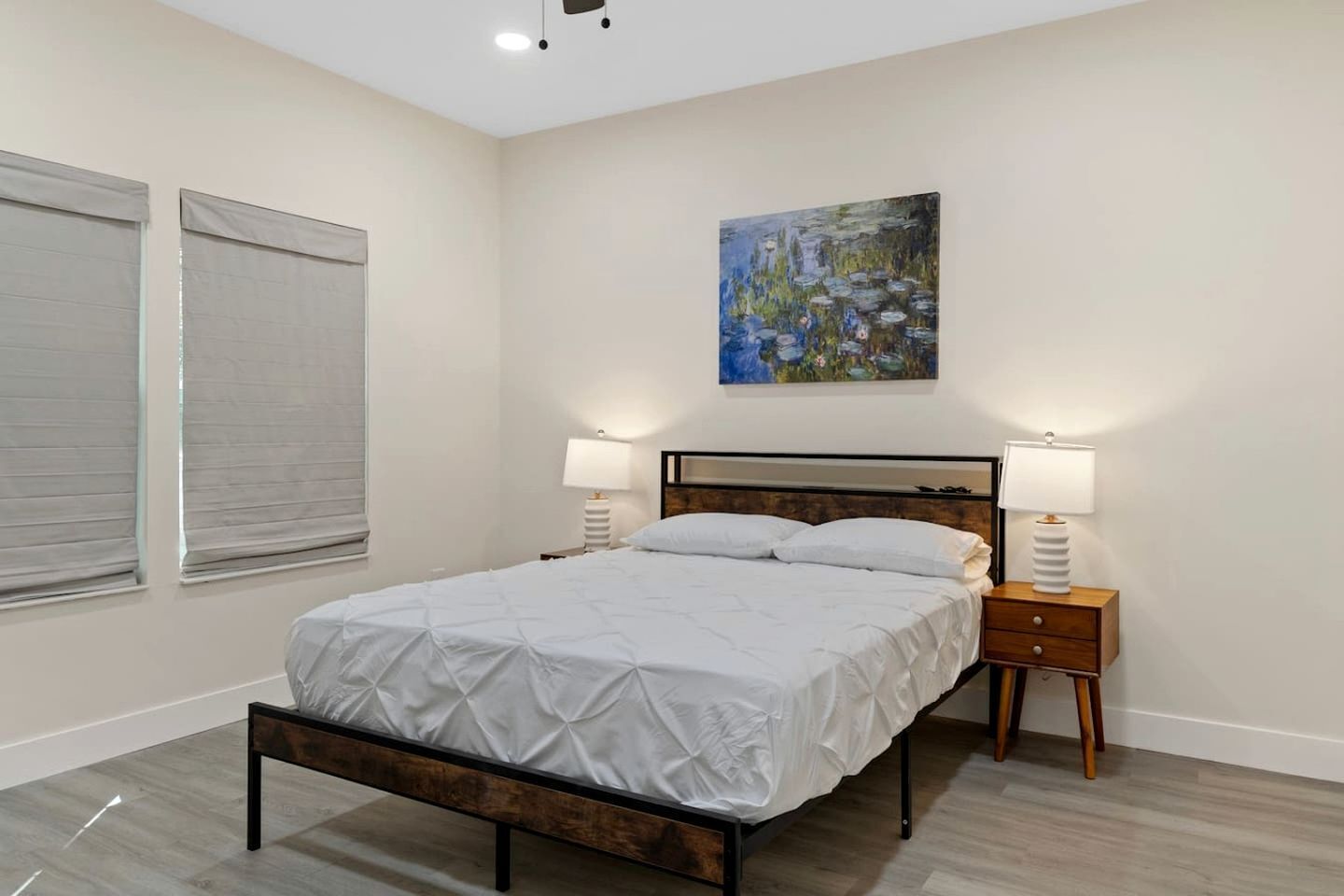 4 bedrooms, desk, bed sheets