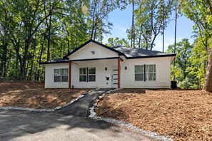 A single-story house with a gabled roof, a front entrance, and a driveway leading to the front door. - Peaceful Lake Retreat Near Lake Hartwell & Clemson, South Carolina (Westminster)