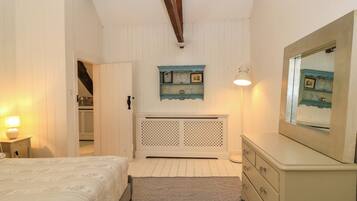 Cottage | 4 bedrooms, WiFi (free), individually decorated, individually furnished