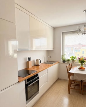 Deluxe Penthouse, City View | Private kitchen | Full-sized fridge, microwave, oven, stovetop - GalaxySun Apartments (Szczecin)