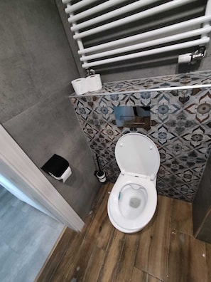 Deluxe Apartment, Courtyard View | Bathroom | Shower, free toiletries, hair dryer, towels - GalaxySun Apartments (Szczecin)