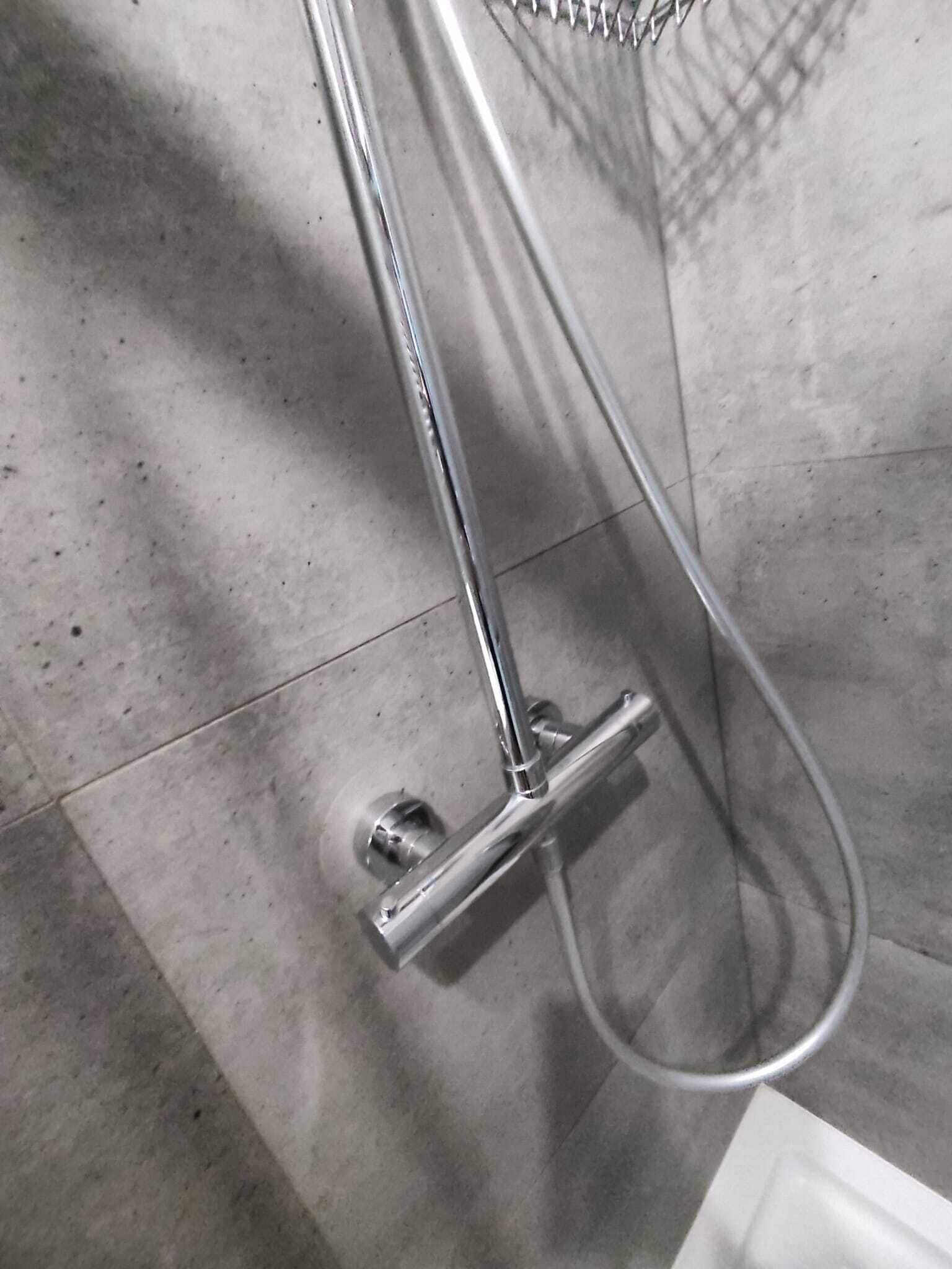 Deluxe-Apartment, Blick auf den Innenhof | Badezimmer | Dusche, Haartrockner, Handtücher, Seife