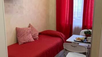 Comfort driepersoonskamer, balkon, uitzicht op de stad | Een kluis op de kamer, geluiddichte muren, een strijkplank/strijkijzer