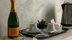 Double Room, Balcony, City View | Food and drink