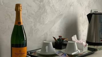 Double Room, Balcony, City View | Food and drink