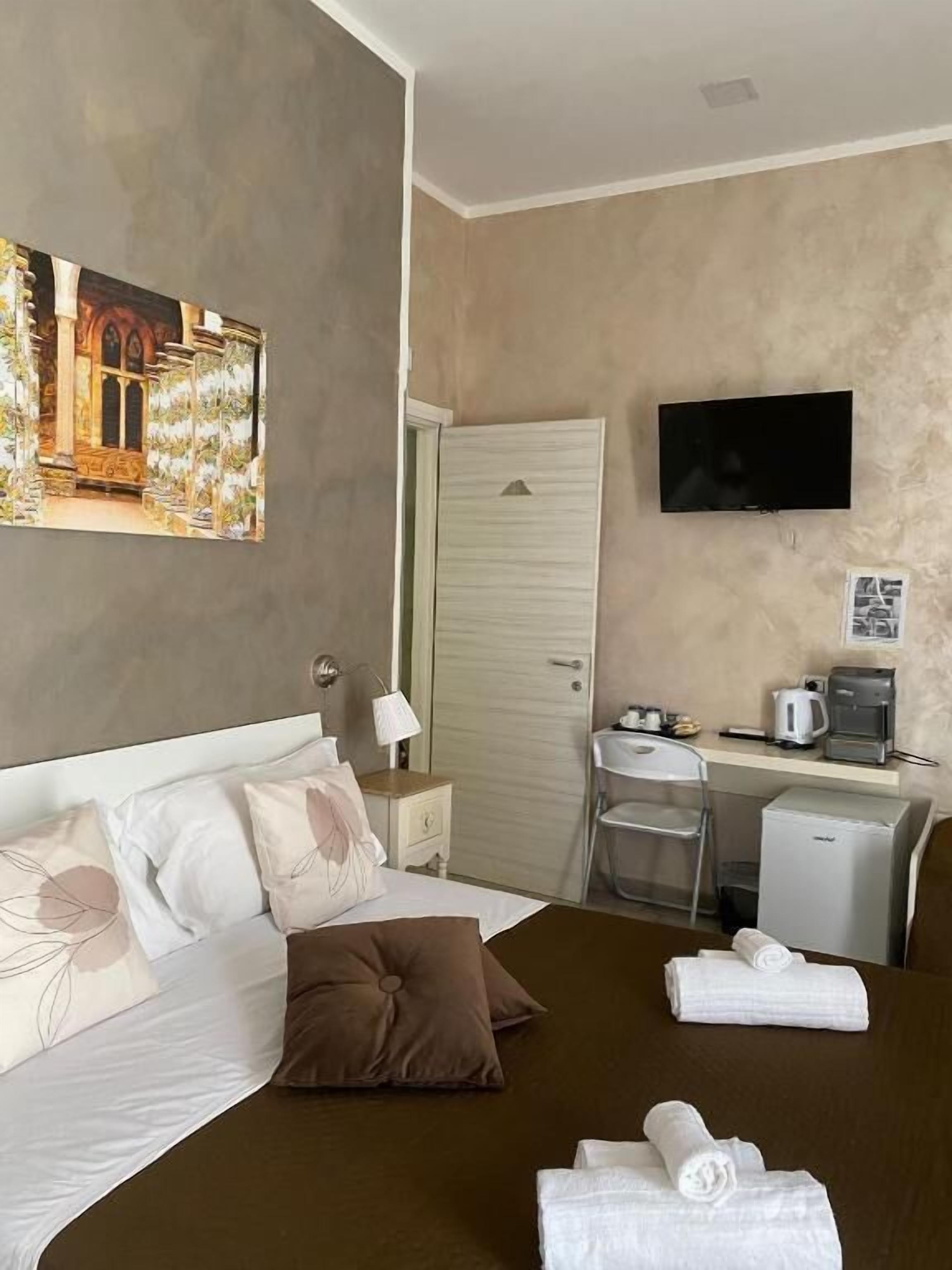 In-room safe, soundproofing, iron/ironing board, free WiFi