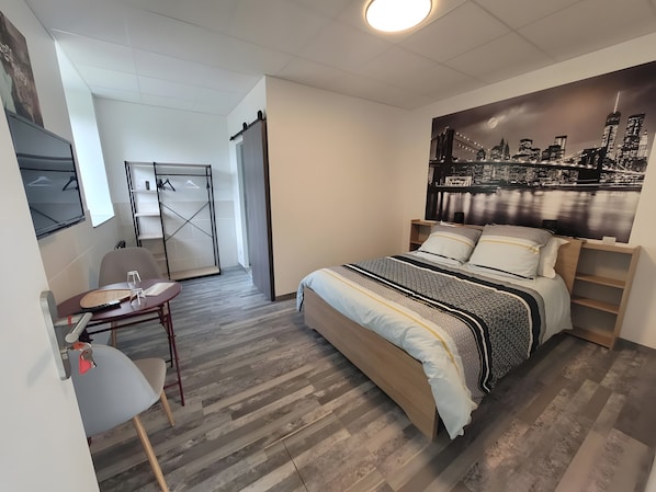 Room - Guest Room “L'Horizon” with Shared Terrace, Shared Garden and Wi-Fi (Romillé)