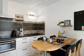 Kjøleskap, mikrobølgeovn, kokeplater og kaffetrakter/tekoker