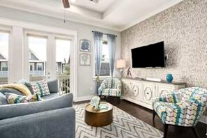 Un salon avec un canapé, un fauteuil et une table basse.