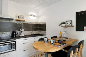 Wasserkocher mit Kaffee-/Teezubehör, Kühlschrank, Mikrowelle
