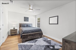 4 bedrooms, iron/ironing board, WiFi, bed sheets - The Compound (Mobile)