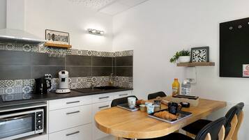 Kühlschrank, Mikrowelle, Wasserkocher mit Kaffee-/Teezubehör