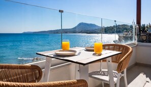 Outdoor dining - Villa Horizon.Three-bedroom seafront villa in Crete with unspoiled sea views (Kalives)