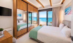 3 bedrooms, iron/ironing board, WiFi, bed sheets - Villa Horizon.Three-bedroom seafront villa in Crete with unspoiled sea views (Kalives)