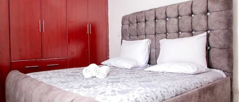 3 habitaciones, tabla de planchar con plancha, internet y ropa de cama