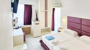 Iron/ironing board, travel cot, WiFi, bed sheets - Bicorna Chania Pool Escape - Pomegranate Room 4 (Plaka Chania (Crete))