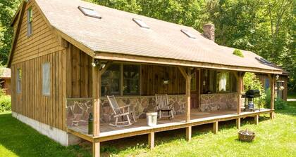 Warm & Inviting Cabin Retreat Perfect for Year-Round Escapes in Denver, New York