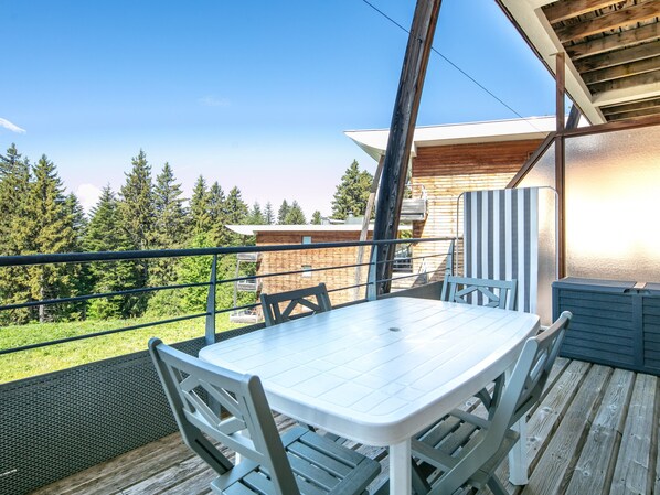 Outdoor dining - Family apartment with a balcony and a view of the mountains (Chamrousse)