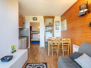 Living area - Family apartment with a balcony and a view of the mountains (Chamrousse)