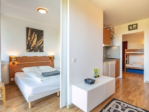Room - Family apartment with a balcony and a view of the mountains (Chamrousse)