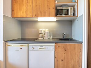 Coffee/tea maker, fridge, microwave, dishwasher - Family apartment with a balcony and a view of the mountains (Chamrousse)