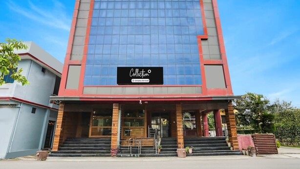 Un edificio moderno con una grande facciata vetrata, un cartello con la scritta 'Collection' e una scalinata che conduce all'ingresso.
