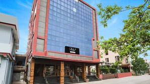 Un edificio moderno con facciata in vetro, un cartello con la scritta 'Collection' e una scala che conduce all'ingresso.